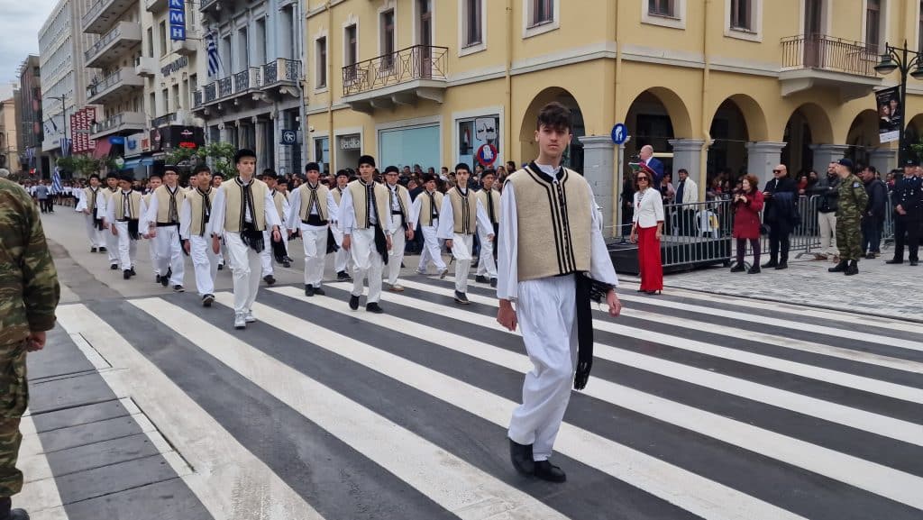 ΔΕΙΤΕ ΠΑΝΩ ΑΠΟ 250 ΦΩΤΟ ΚΑΙ ΒΙΝΤΕΟ: Η μεγάλη παρέλαση της Πάτρας για την Εθνική επέτειο