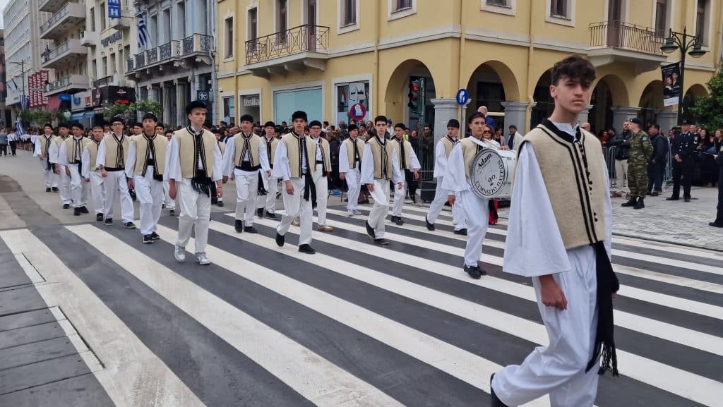 ΔΕΙΤΕ ΠΑΝΩ ΑΠΟ 250 ΦΩΤΟ ΚΑΙ ΒΙΝΤΕΟ: Η μεγάλη παρέλαση της Πάτρας για την Εθνική επέτειο