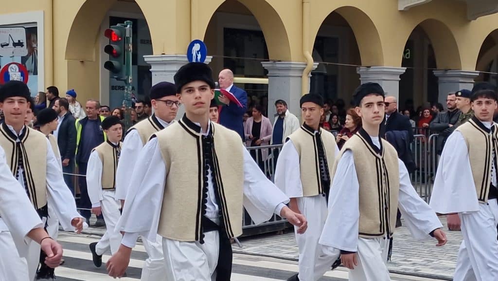 ΔΕΙΤΕ ΠΑΝΩ ΑΠΟ 250 ΦΩΤΟ ΚΑΙ ΒΙΝΤΕΟ: Η μεγάλη παρέλαση της Πάτρας για την Εθνική επέτειο