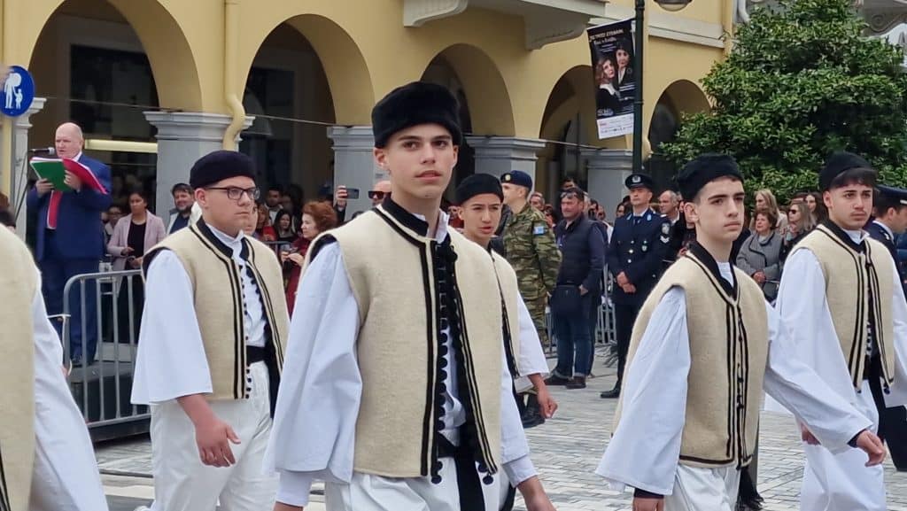 ΔΕΙΤΕ ΠΑΝΩ ΑΠΟ 250 ΦΩΤΟ ΚΑΙ ΒΙΝΤΕΟ: Η μεγάλη παρέλαση της Πάτρας για την Εθνική επέτειο