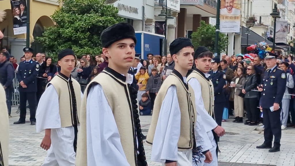 ΔΕΙΤΕ ΠΑΝΩ ΑΠΟ 250 ΦΩΤΟ ΚΑΙ ΒΙΝΤΕΟ: Η μεγάλη παρέλαση της Πάτρας για την Εθνική επέτειο