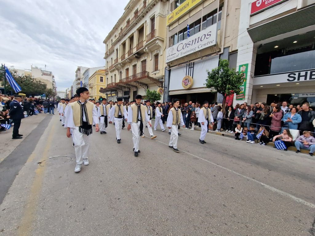 ΔΕΙΤΕ ΠΑΝΩ ΑΠΟ 250 ΦΩΤΟ ΚΑΙ ΒΙΝΤΕΟ: Η μεγάλη παρέλαση της Πάτρας για την Εθνική επέτειο