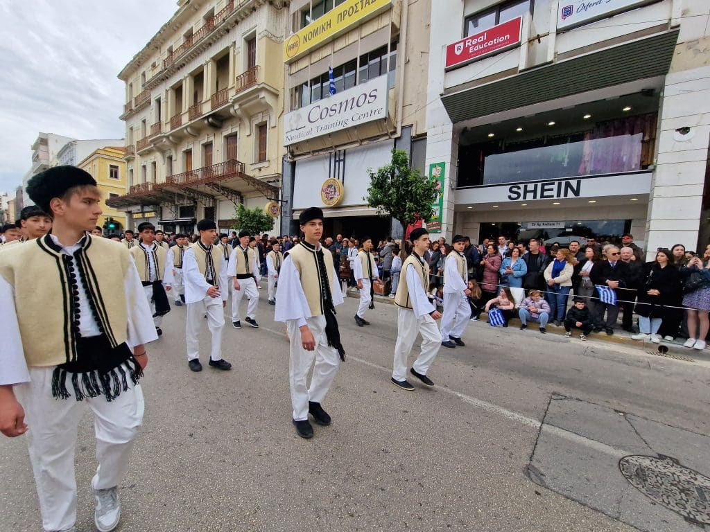 ΔΕΙΤΕ ΠΑΝΩ ΑΠΟ 250 ΦΩΤΟ ΚΑΙ ΒΙΝΤΕΟ: Η μεγάλη παρέλαση της Πάτρας για την Εθνική επέτειο