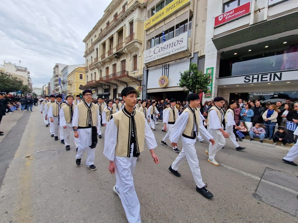 ΔΕΙΤΕ ΦΩΤΟ ΚΑΙ ΒΙΝΤΕΟ: Η παρέλαση του 2ου Γυμνασίου Πατρών