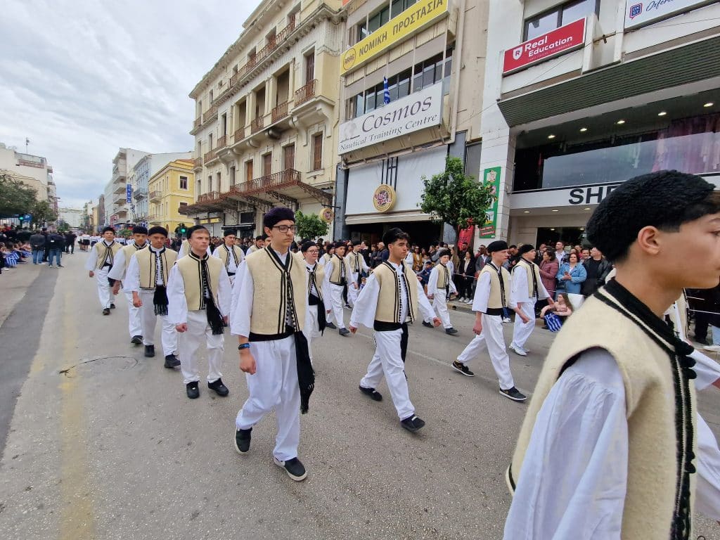 ΔΕΙΤΕ ΠΑΝΩ ΑΠΟ 250 ΦΩΤΟ ΚΑΙ ΒΙΝΤΕΟ: Η μεγάλη παρέλαση της Πάτρας για την Εθνική επέτειο