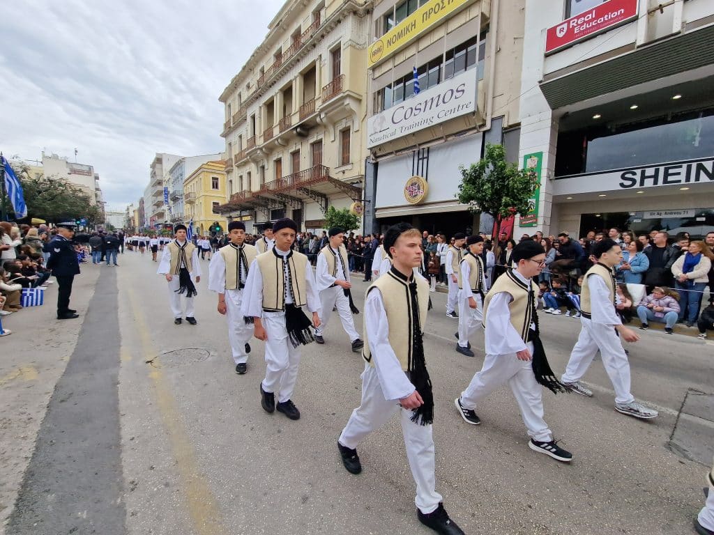 ΔΕΙΤΕ ΦΩΤΟ ΚΑΙ ΒΙΝΤΕΟ: Η παρέλαση του 2ου Γυμνασίου Πατρών