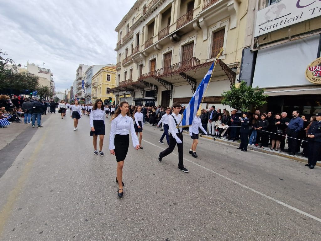 ΔΕΙΤΕ ΠΑΝΩ ΑΠΟ 250 ΦΩΤΟ ΚΑΙ ΒΙΝΤΕΟ: Η μεγάλη παρέλαση της Πάτρας για την Εθνική επέτειο