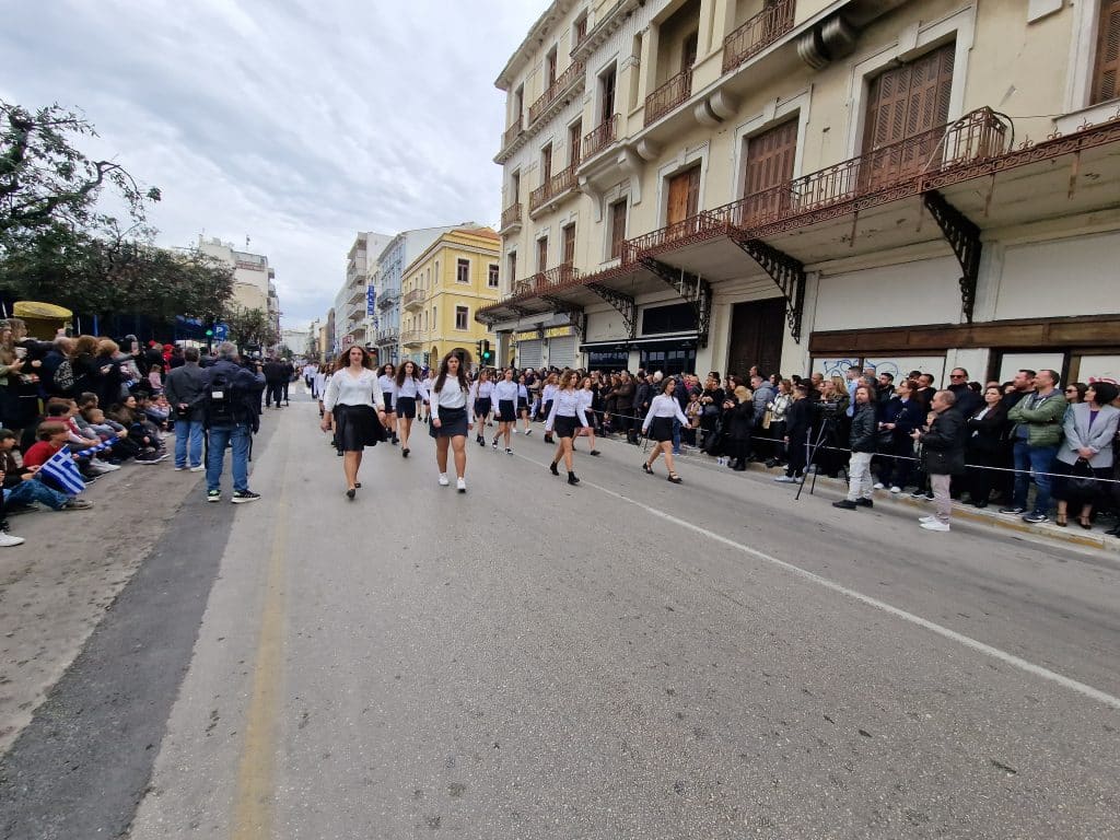 ΔΕΙΤΕ ΠΑΝΩ ΑΠΟ 250 ΦΩΤΟ ΚΑΙ ΒΙΝΤΕΟ: Η μεγάλη παρέλαση της Πάτρας για την Εθνική επέτειο