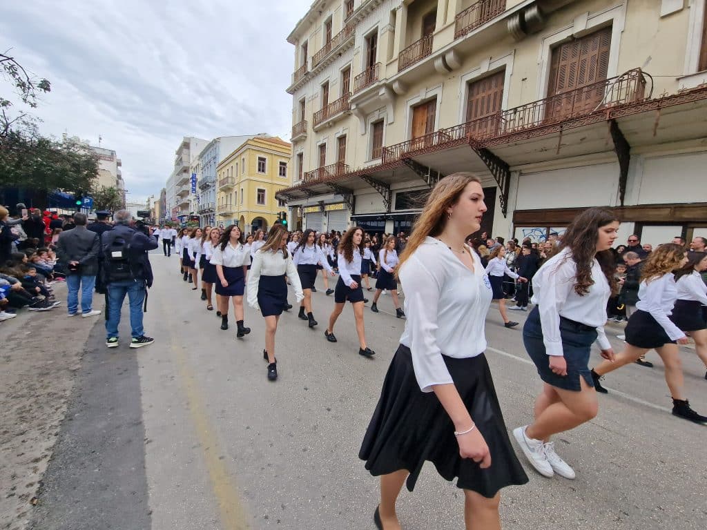 ΔΕΙΤΕ ΠΑΝΩ ΑΠΟ 250 ΦΩΤΟ ΚΑΙ ΒΙΝΤΕΟ: Η μεγάλη παρέλαση της Πάτρας για την Εθνική επέτειο