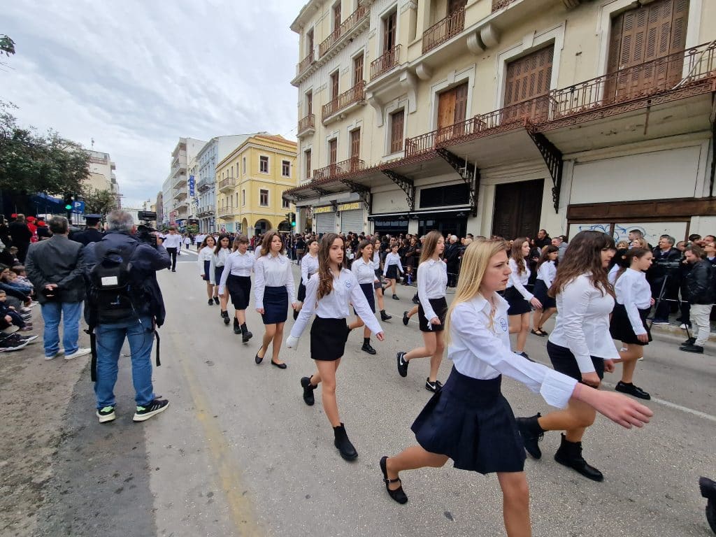 ΔΕΙΤΕ ΠΑΝΩ ΑΠΟ 250 ΦΩΤΟ ΚΑΙ ΒΙΝΤΕΟ: Η μεγάλη παρέλαση της Πάτρας για την Εθνική επέτειο