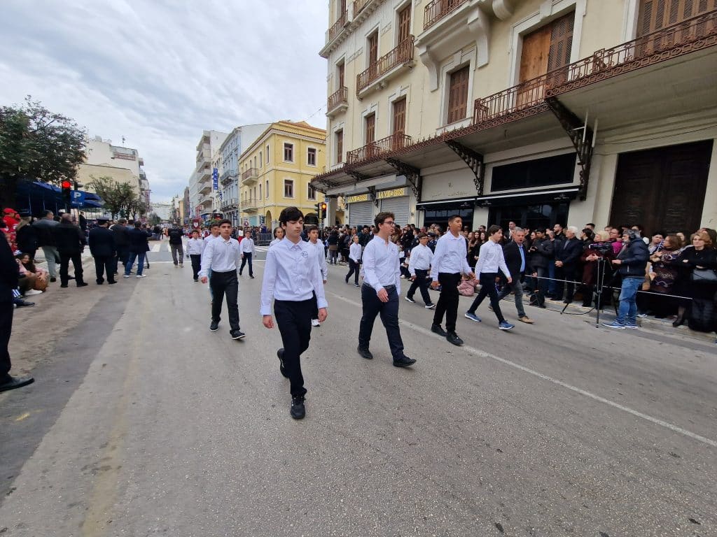 ΔΕΙΤΕ ΠΑΝΩ ΑΠΟ 250 ΦΩΤΟ ΚΑΙ ΒΙΝΤΕΟ: Η μεγάλη παρέλαση της Πάτρας για την Εθνική επέτειο