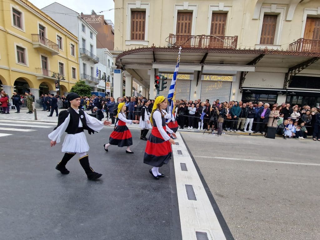 ΔΕΙΤΕ ΠΑΝΩ ΑΠΟ 250 ΦΩΤΟ ΚΑΙ ΒΙΝΤΕΟ: Η μεγάλη παρέλαση της Πάτρας για την Εθνική επέτειο