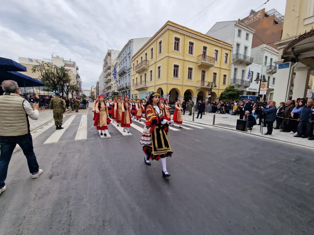 ΔΕΙΤΕ ΠΑΝΩ ΑΠΟ 250 ΦΩΤΟ ΚΑΙ ΒΙΝΤΕΟ: Η μεγάλη παρέλαση της Πάτρας για την Εθνική επέτειο