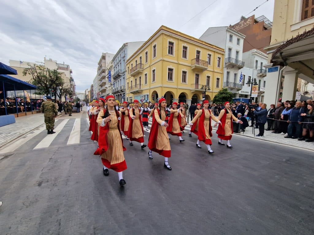 ΔΕΙΤΕ ΠΑΝΩ ΑΠΟ 250 ΦΩΤΟ ΚΑΙ ΒΙΝΤΕΟ: Η μεγάλη παρέλαση της Πάτρας για την Εθνική επέτειο