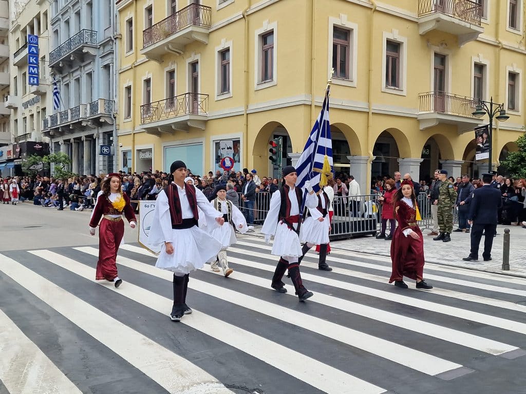 ΔΕΙΤΕ ΠΑΝΩ ΑΠΟ 250 ΦΩΤΟ ΚΑΙ ΒΙΝΤΕΟ: Η μεγάλη παρέλαση της Πάτρας για την Εθνική επέτειο