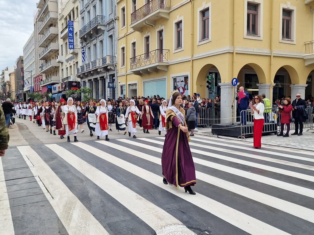 ΔΕΙΤΕ ΠΑΝΩ ΑΠΟ 250 ΦΩΤΟ ΚΑΙ ΒΙΝΤΕΟ: Η μεγάλη παρέλαση της Πάτρας για την Εθνική επέτειο