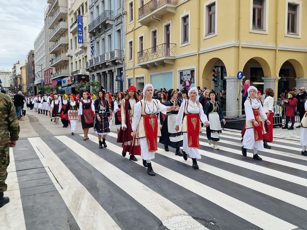 ΔΕΙΤΕ ΠΑΝΩ ΑΠΟ 250 ΦΩΤΟ ΚΑΙ ΒΙΝΤΕΟ: Η μεγάλη παρέλαση της Πάτρας για την Εθνική επέτειο