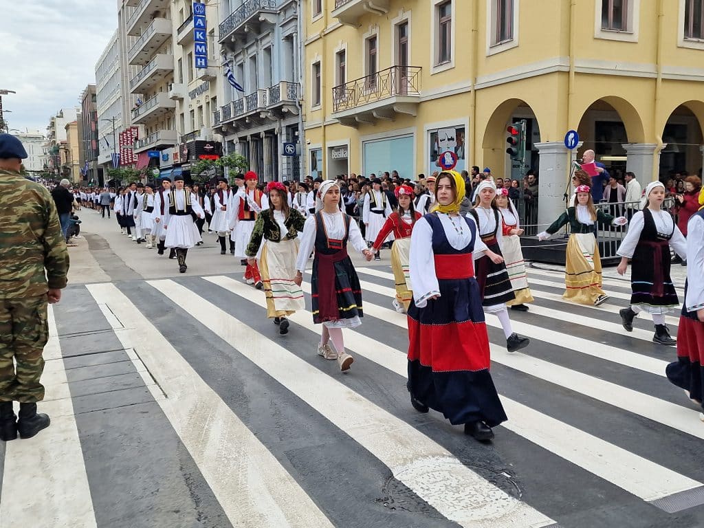 ΔΕΙΤΕ ΠΑΝΩ ΑΠΟ 250 ΦΩΤΟ ΚΑΙ ΒΙΝΤΕΟ: Η μεγάλη παρέλαση της Πάτρας για την Εθνική επέτειο