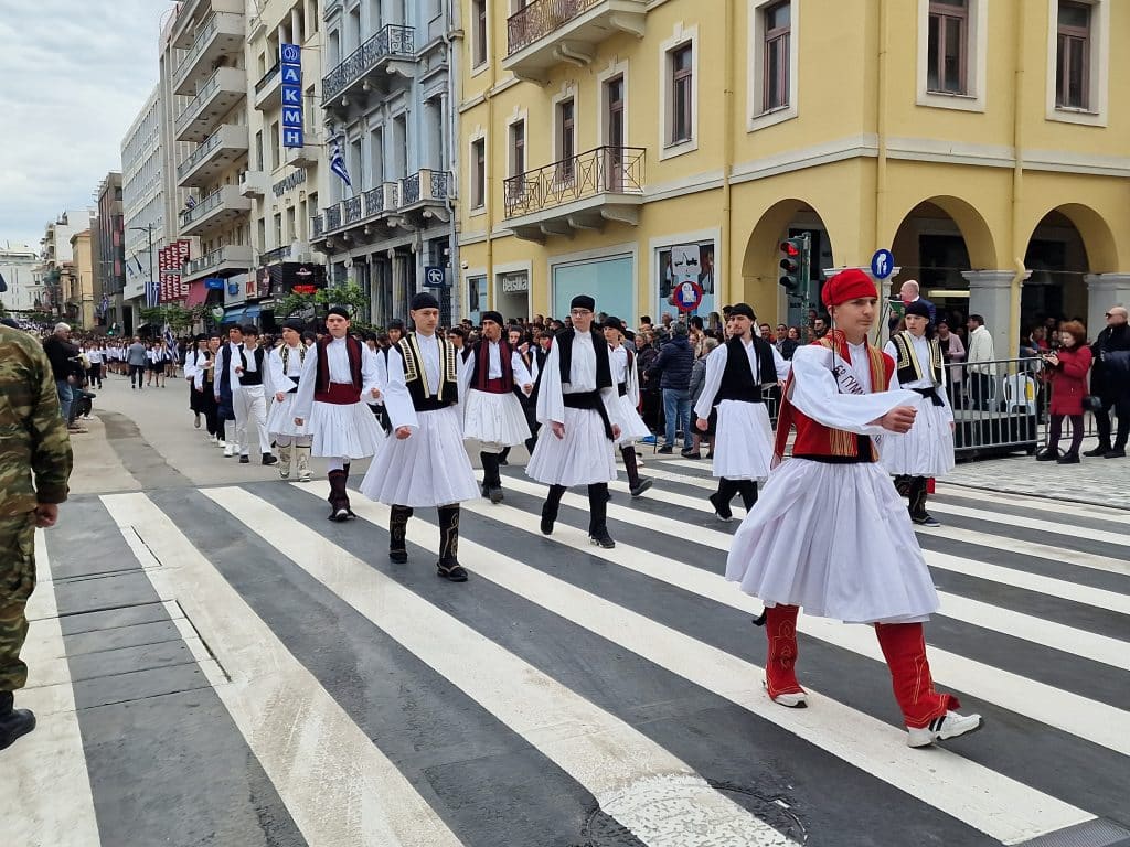 ΔΕΙΤΕ ΠΑΝΩ ΑΠΟ 250 ΦΩΤΟ ΚΑΙ ΒΙΝΤΕΟ: Η μεγάλη παρέλαση της Πάτρας για την Εθνική επέτειο