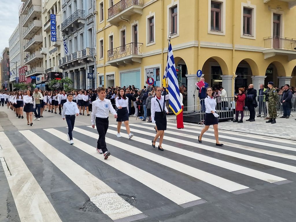 ΔΕΙΤΕ ΠΑΝΩ ΑΠΟ 250 ΦΩΤΟ ΚΑΙ ΒΙΝΤΕΟ: Η μεγάλη παρέλαση της Πάτρας για την Εθνική επέτειο