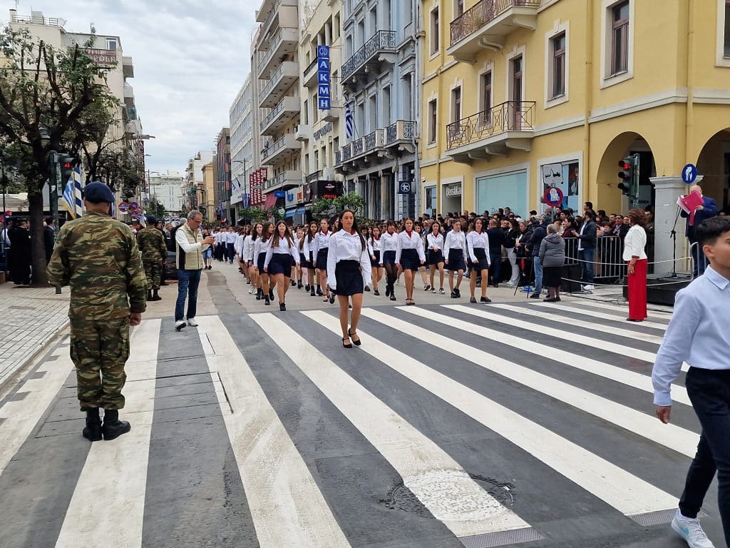 ΔΕΙΤΕ ΠΑΝΩ ΑΠΟ 250 ΦΩΤΟ ΚΑΙ ΒΙΝΤΕΟ: Η μεγάλη παρέλαση της Πάτρας για την Εθνική επέτειο