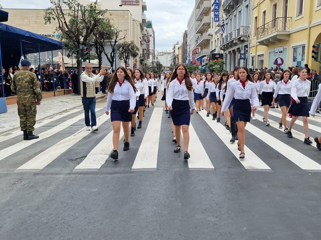 ΔΕΙΤΕ ΠΑΝΩ ΑΠΟ 250 ΦΩΤΟ ΚΑΙ ΒΙΝΤΕΟ: Η μεγάλη παρέλαση της Πάτρας για την Εθνική επέτειο