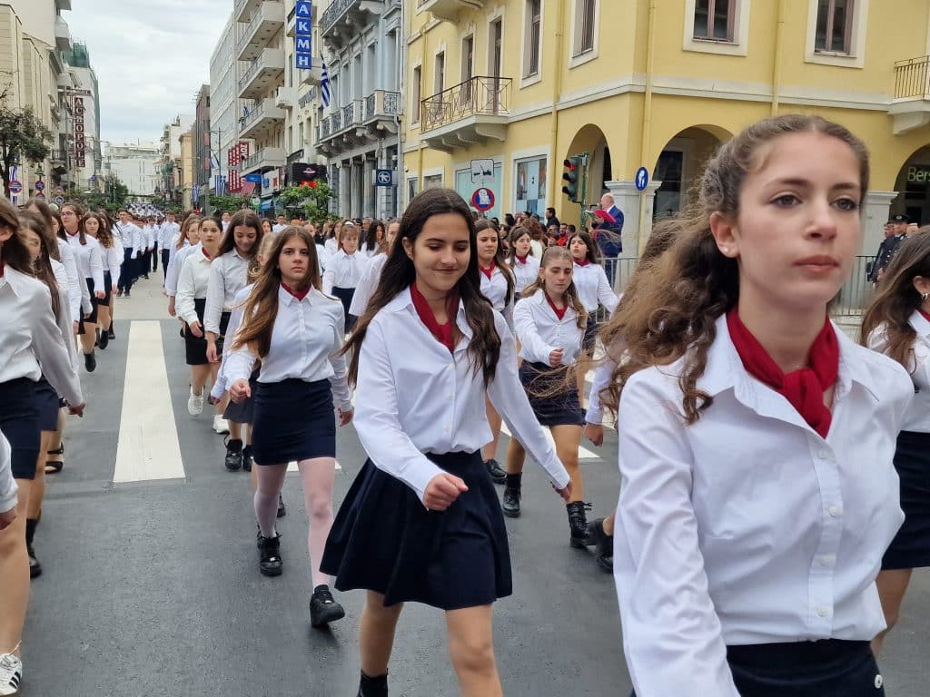 ΔΕΙΤΕ ΠΑΝΩ ΑΠΟ 250 ΦΩΤΟ ΚΑΙ ΒΙΝΤΕΟ: Η μεγάλη παρέλαση της Πάτρας για την Εθνική επέτειο