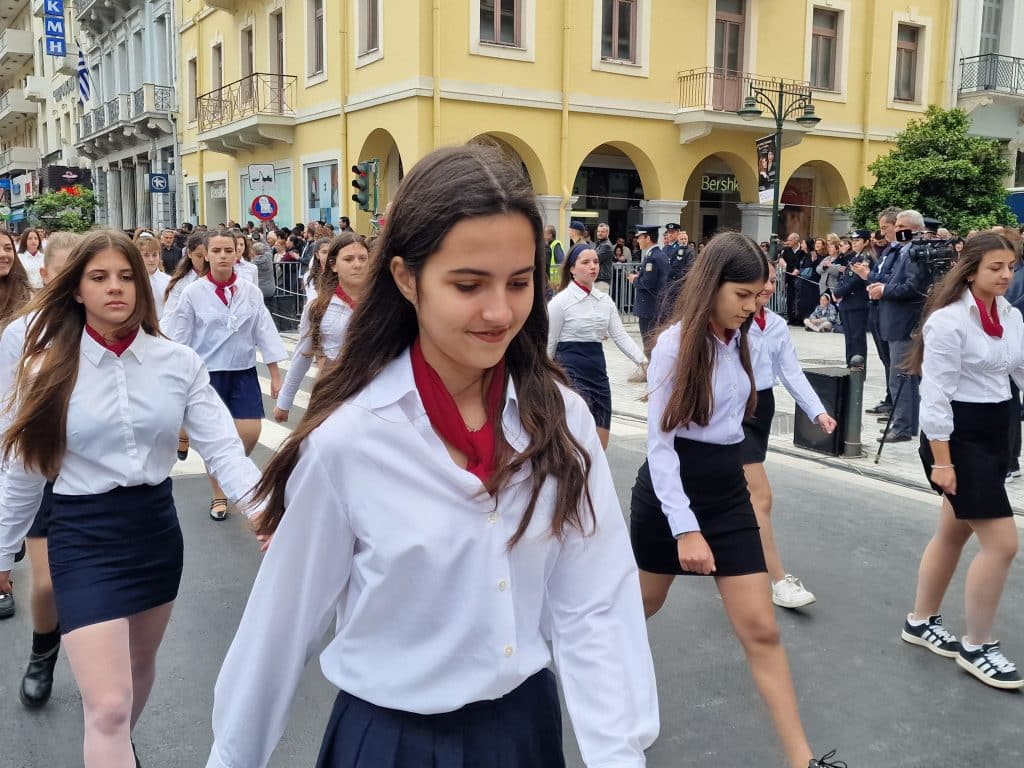 ΔΕΙΤΕ ΠΑΝΩ ΑΠΟ 250 ΦΩΤΟ ΚΑΙ ΒΙΝΤΕΟ: Η μεγάλη παρέλαση της Πάτρας για την Εθνική επέτειο