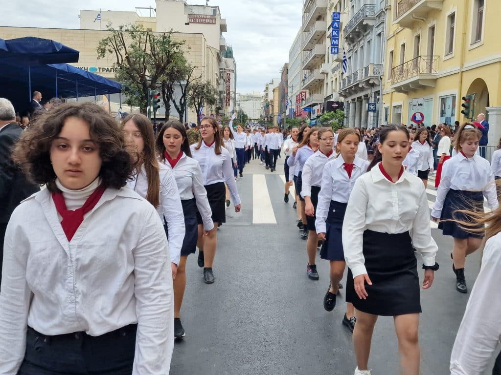 ΔΕΙΤΕ ΠΑΝΩ ΑΠΟ 250 ΦΩΤΟ ΚΑΙ ΒΙΝΤΕΟ: Η μεγάλη παρέλαση της Πάτρας για την Εθνική επέτειο