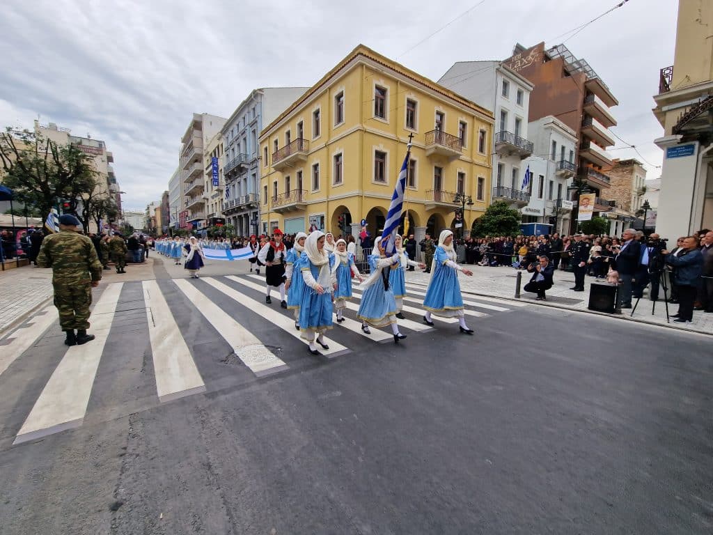 ΔΕΙΤΕ ΠΑΝΩ ΑΠΟ 250 ΦΩΤΟ ΚΑΙ ΒΙΝΤΕΟ: Η μεγάλη παρέλαση της Πάτρας για την Εθνική επέτειο