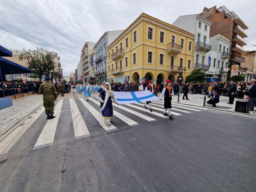 ΔΕΙΤΕ ΠΑΝΩ ΑΠΟ 250 ΦΩΤΟ ΚΑΙ ΒΙΝΤΕΟ: Η μεγάλη παρέλαση της Πάτρας για την Εθνική επέτειο