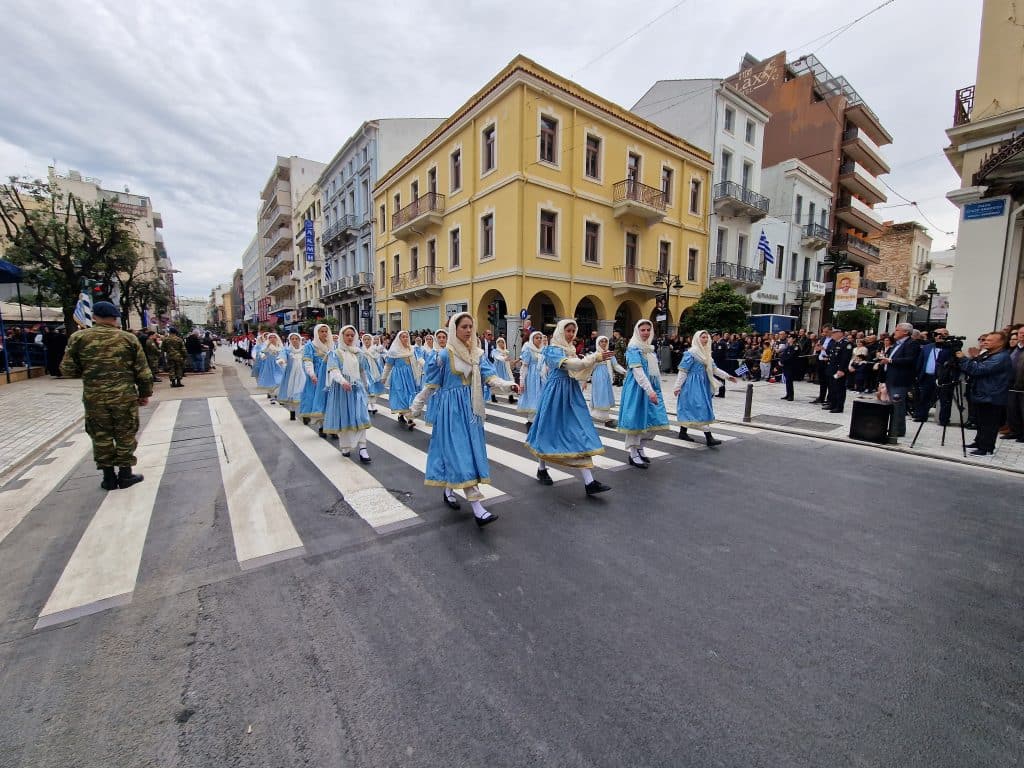 ΔΕΙΤΕ ΠΑΝΩ ΑΠΟ 250 ΦΩΤΟ ΚΑΙ ΒΙΝΤΕΟ: Η μεγάλη παρέλαση της Πάτρας για την Εθνική επέτειο