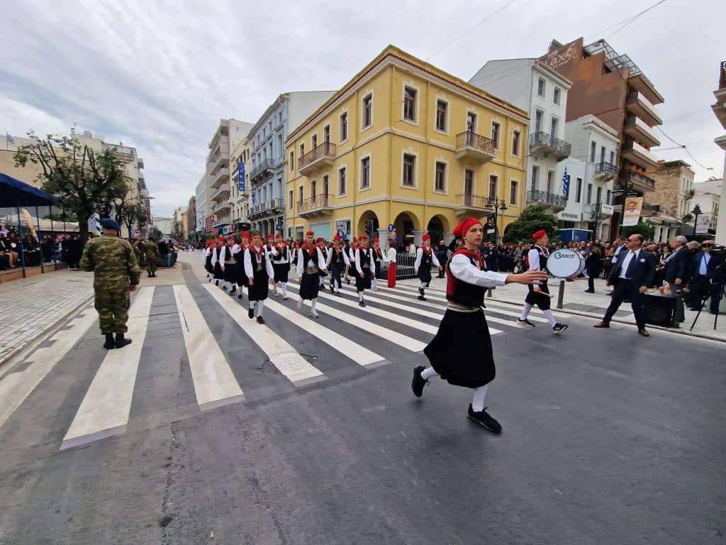 ΔΕΙΤΕ ΠΑΝΩ ΑΠΟ 250 ΦΩΤΟ ΚΑΙ ΒΙΝΤΕΟ: Η μεγάλη παρέλαση της Πάτρας για την Εθνική επέτειο