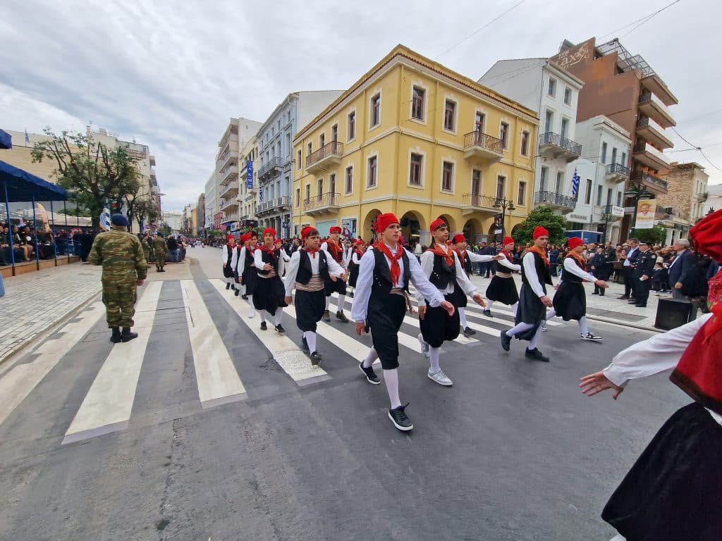 ΔΕΙΤΕ ΠΑΝΩ ΑΠΟ 250 ΦΩΤΟ ΚΑΙ ΒΙΝΤΕΟ: Η μεγάλη παρέλαση της Πάτρας για την Εθνική επέτειο