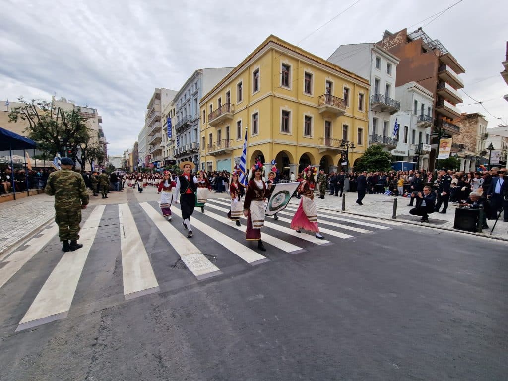 ΔΕΙΤΕ ΠΑΝΩ ΑΠΟ 250 ΦΩΤΟ ΚΑΙ ΒΙΝΤΕΟ: Η μεγάλη παρέλαση της Πάτρας για την Εθνική επέτειο