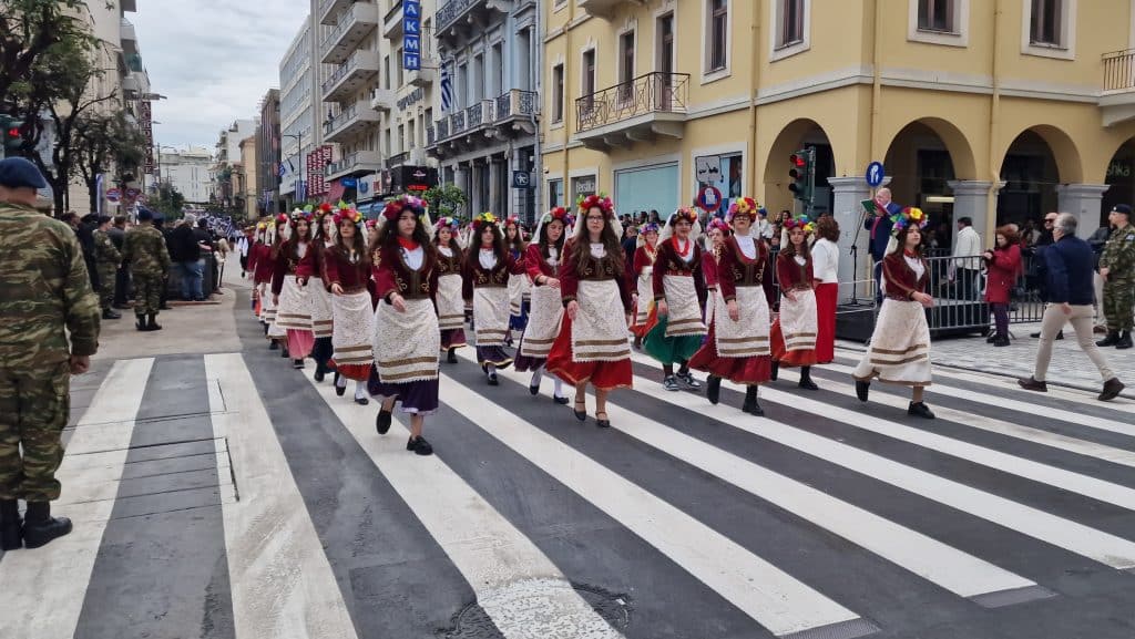 ΔΕΙΤΕ ΠΑΝΩ ΑΠΟ 250 ΦΩΤΟ ΚΑΙ ΒΙΝΤΕΟ: Η μεγάλη παρέλαση της Πάτρας για την Εθνική επέτειο