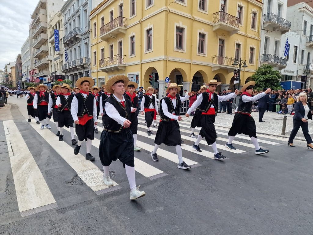 ΔΕΙΤΕ ΠΑΝΩ ΑΠΟ 250 ΦΩΤΟ ΚΑΙ ΒΙΝΤΕΟ: Η μεγάλη παρέλαση της Πάτρας για την Εθνική επέτειο