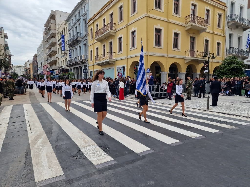 ΔΕΙΤΕ ΠΑΝΩ ΑΠΟ 250 ΦΩΤΟ ΚΑΙ ΒΙΝΤΕΟ: Η μεγάλη παρέλαση της Πάτρας για την Εθνική επέτειο