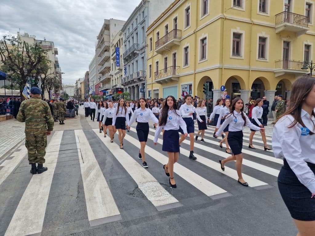 ΔΕΙΤΕ ΠΑΝΩ ΑΠΟ 250 ΦΩΤΟ ΚΑΙ ΒΙΝΤΕΟ: Η μεγάλη παρέλαση της Πάτρας για την Εθνική επέτειο