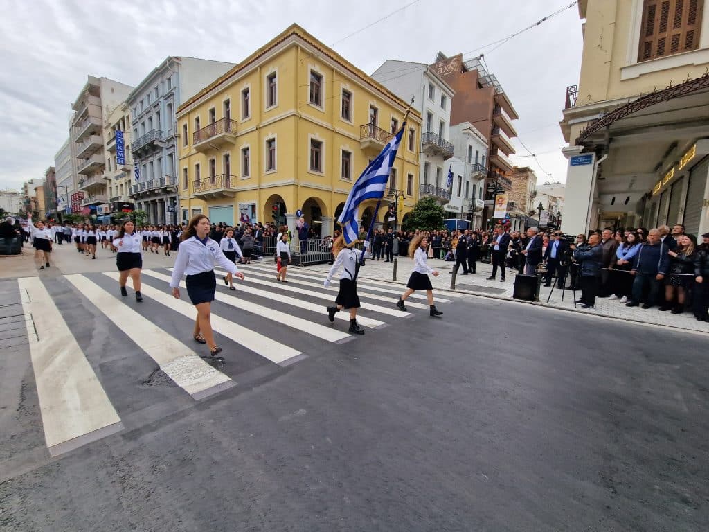 ΔΕΙΤΕ ΠΑΝΩ ΑΠΟ 250 ΦΩΤΟ ΚΑΙ ΒΙΝΤΕΟ: Η μεγάλη παρέλαση της Πάτρας για την Εθνική επέτειο