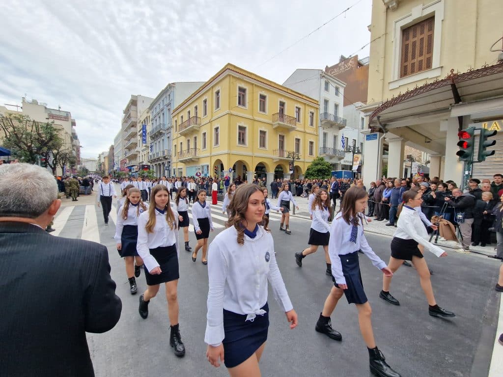 ΔΕΙΤΕ ΠΑΝΩ ΑΠΟ 250 ΦΩΤΟ ΚΑΙ ΒΙΝΤΕΟ: Η μεγάλη παρέλαση της Πάτρας για την Εθνική επέτειο