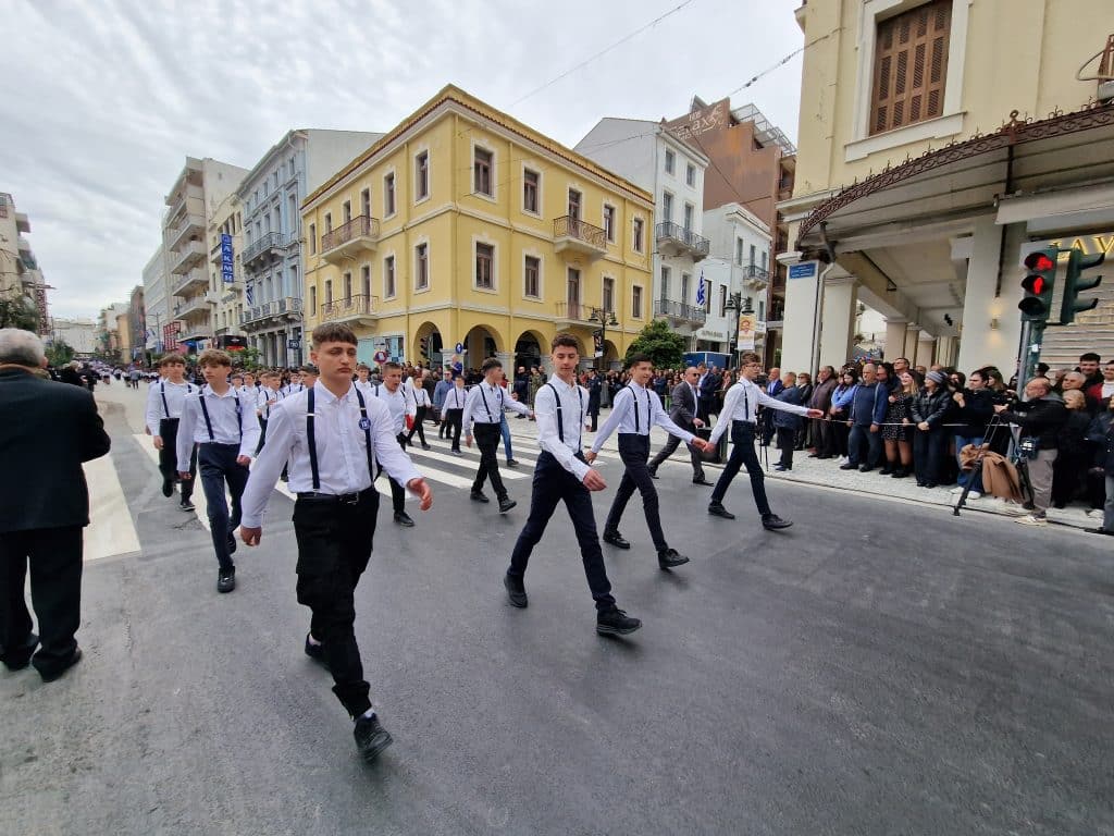 ΔΕΙΤΕ ΠΑΝΩ ΑΠΟ 250 ΦΩΤΟ ΚΑΙ ΒΙΝΤΕΟ: Η μεγάλη παρέλαση της Πάτρας για την Εθνική επέτειο