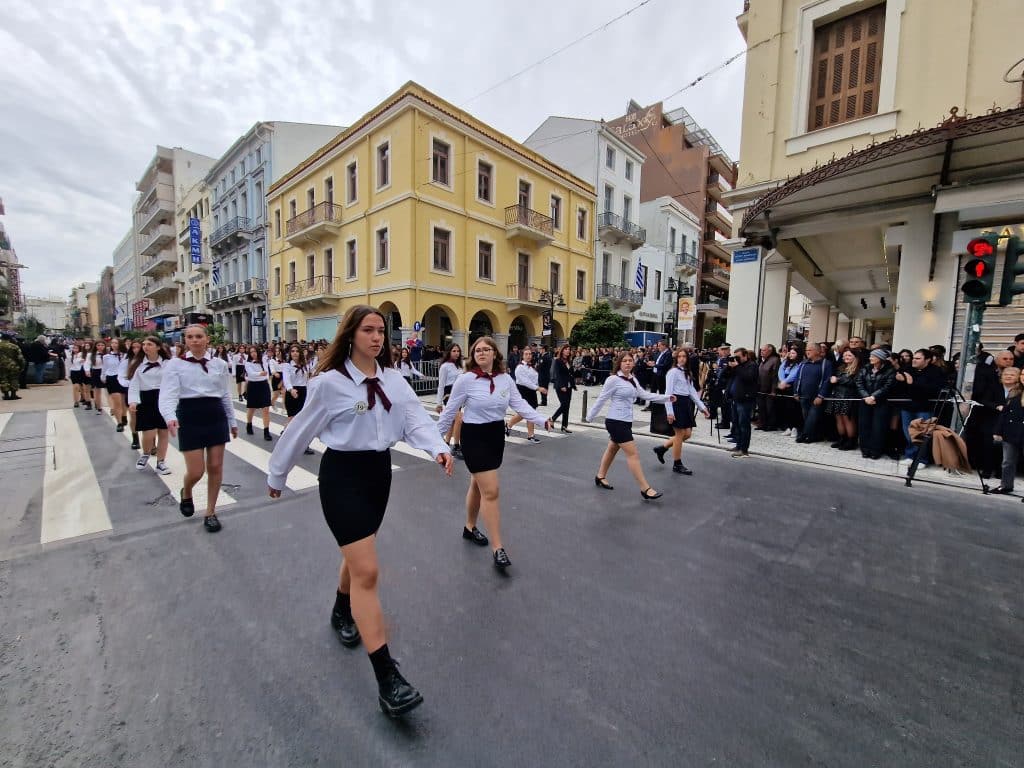 ΔΕΙΤΕ ΠΑΝΩ ΑΠΟ 250 ΦΩΤΟ ΚΑΙ ΒΙΝΤΕΟ: Η μεγάλη παρέλαση της Πάτρας για την Εθνική επέτειο