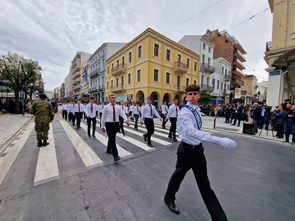 ΔΕΙΤΕ ΠΑΝΩ ΑΠΟ 250 ΦΩΤΟ ΚΑΙ ΒΙΝΤΕΟ: Η μεγάλη παρέλαση της Πάτρας για την Εθνική επέτειο