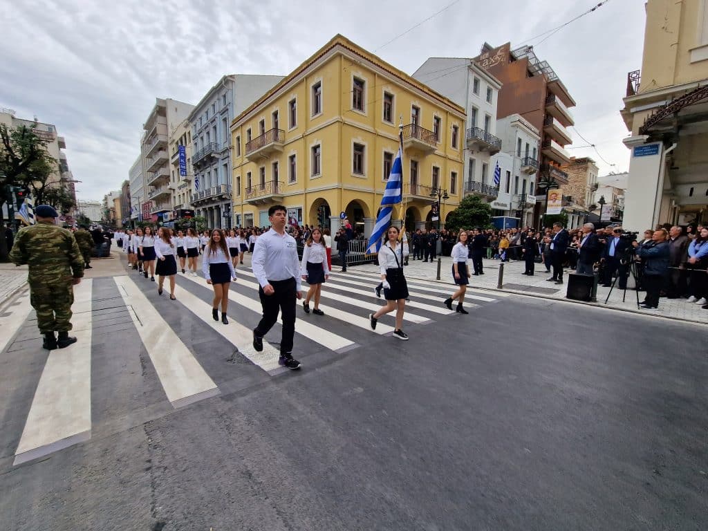 ΔΕΙΤΕ ΠΑΝΩ ΑΠΟ 250 ΦΩΤΟ ΚΑΙ ΒΙΝΤΕΟ: Η μεγάλη παρέλαση της Πάτρας για την Εθνική επέτειο