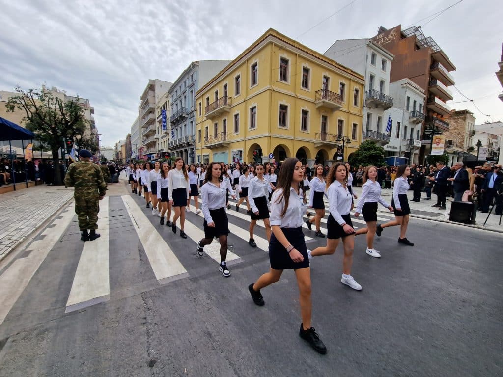 ΔΕΙΤΕ ΠΑΝΩ ΑΠΟ 250 ΦΩΤΟ ΚΑΙ ΒΙΝΤΕΟ: Η μεγάλη παρέλαση της Πάτρας για την Εθνική επέτειο