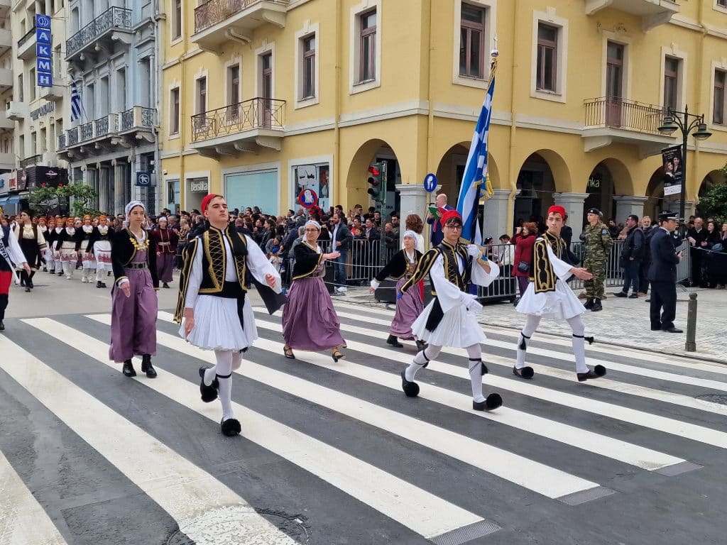 ΔΕΙΤΕ ΠΑΝΩ ΑΠΟ 250 ΦΩΤΟ ΚΑΙ ΒΙΝΤΕΟ: Η μεγάλη παρέλαση της Πάτρας για την Εθνική επέτειο