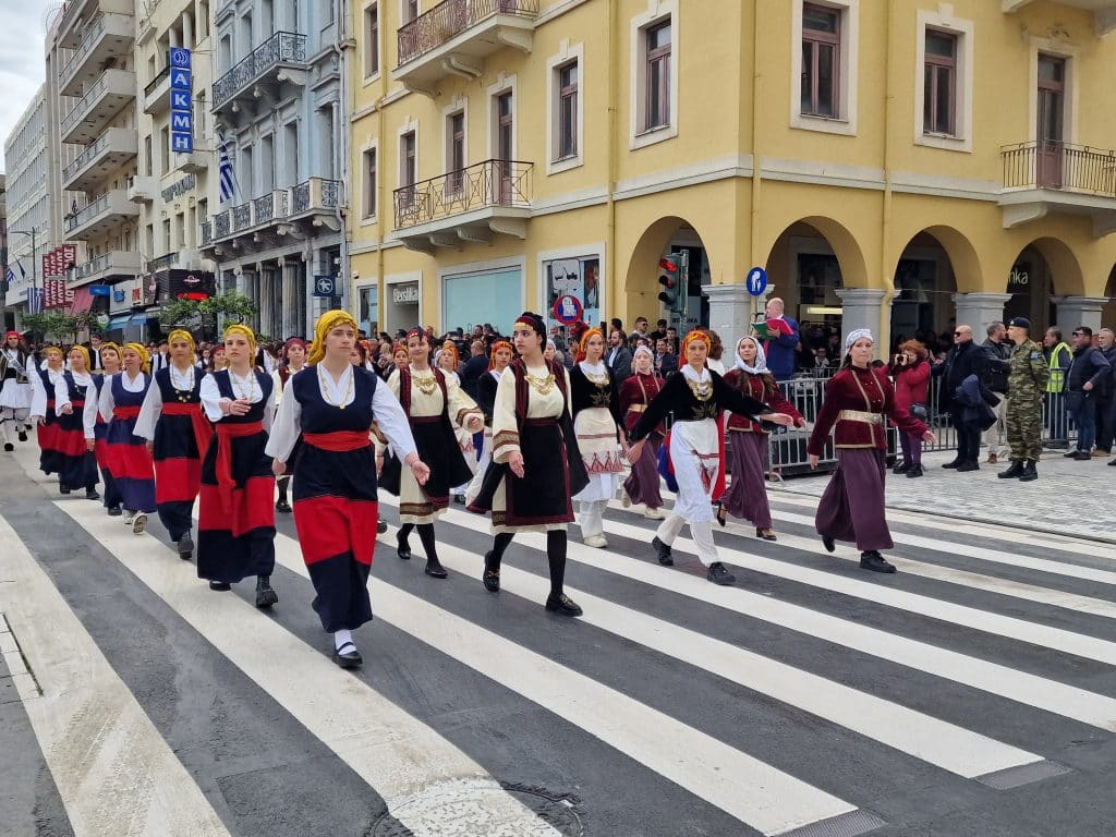 ΔΕΙΤΕ ΠΑΝΩ ΑΠΟ 250 ΦΩΤΟ ΚΑΙ ΒΙΝΤΕΟ: Η μεγάλη παρέλαση της Πάτρας για την Εθνική επέτειο