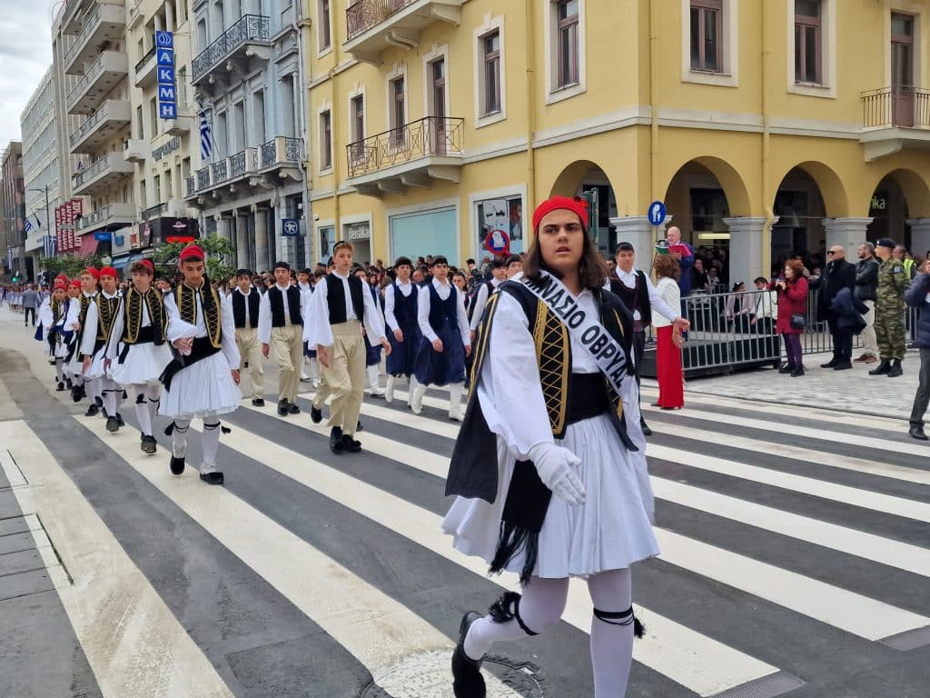 ΔΕΙΤΕ ΠΑΝΩ ΑΠΟ 250 ΦΩΤΟ ΚΑΙ ΒΙΝΤΕΟ: Η μεγάλη παρέλαση της Πάτρας για την Εθνική επέτειο