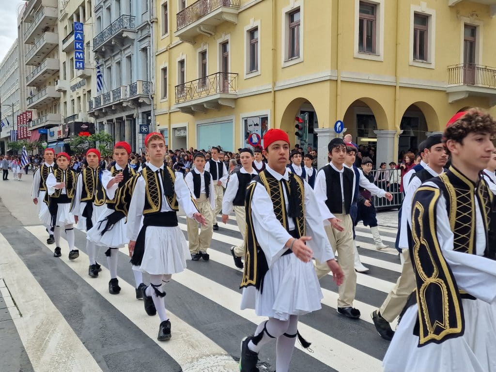 ΔΕΙΤΕ ΠΑΝΩ ΑΠΟ 250 ΦΩΤΟ ΚΑΙ ΒΙΝΤΕΟ: Η μεγάλη παρέλαση της Πάτρας για την Εθνική επέτειο